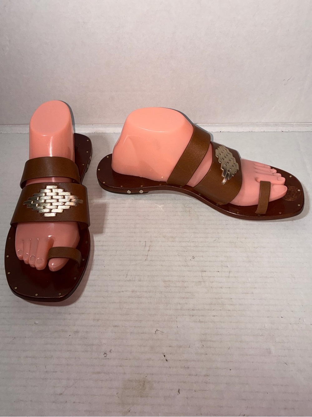 NWOB Beek Women's Leather Brilliant Toe Ring Sandals Sz 9